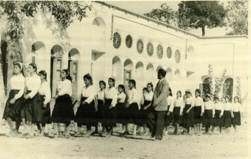 Un groupe de filles en tenue de gymnastique